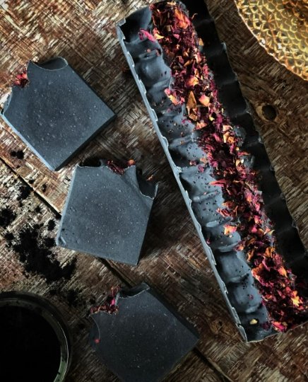 Bergamot and black tea goat milk soap bar handmade by Mazzeltov Farms Soap Co. Gray and cream bar with rose petals, infused with bergamot, lime, and tea leaf fragrance.